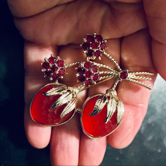 Sarah Coventry Frosted Glass “Festival Strawberry” Set - Picture 3 of 5